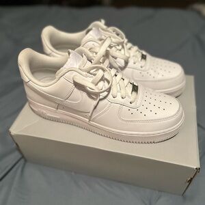 White Men’s AIR FORCE 1 ‘07’ size 10.5